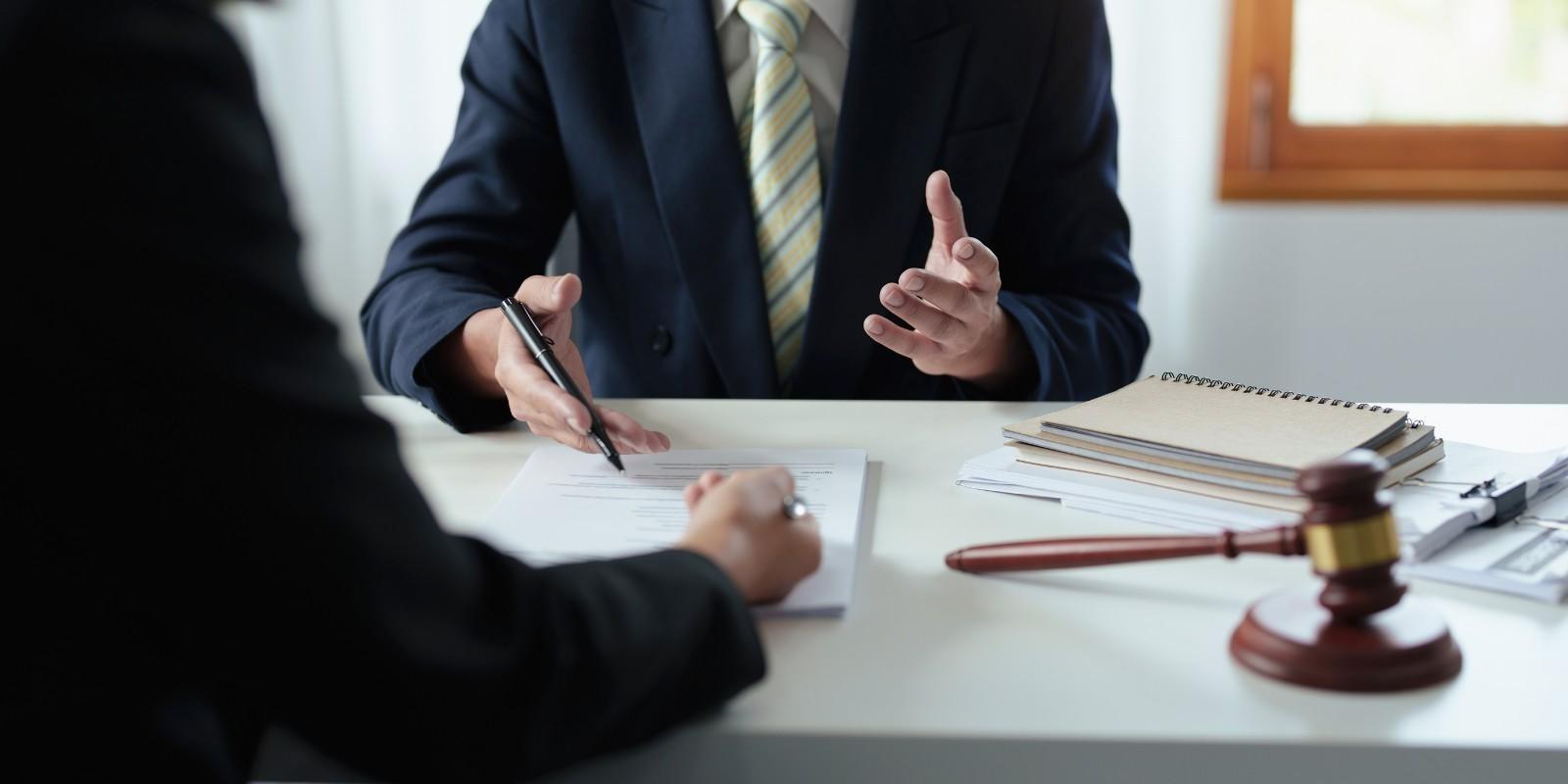 Estrategias legales que separan inversiones exitosas de pérdidas en bienes raíces RD