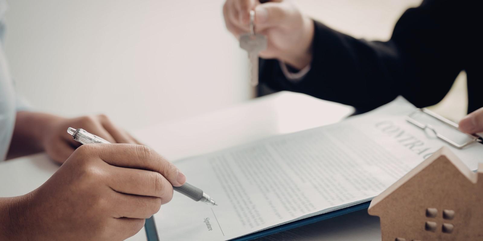 ¿Cómo confirmar permisos y licencias vigentes antes de invertir en bienes raíces?