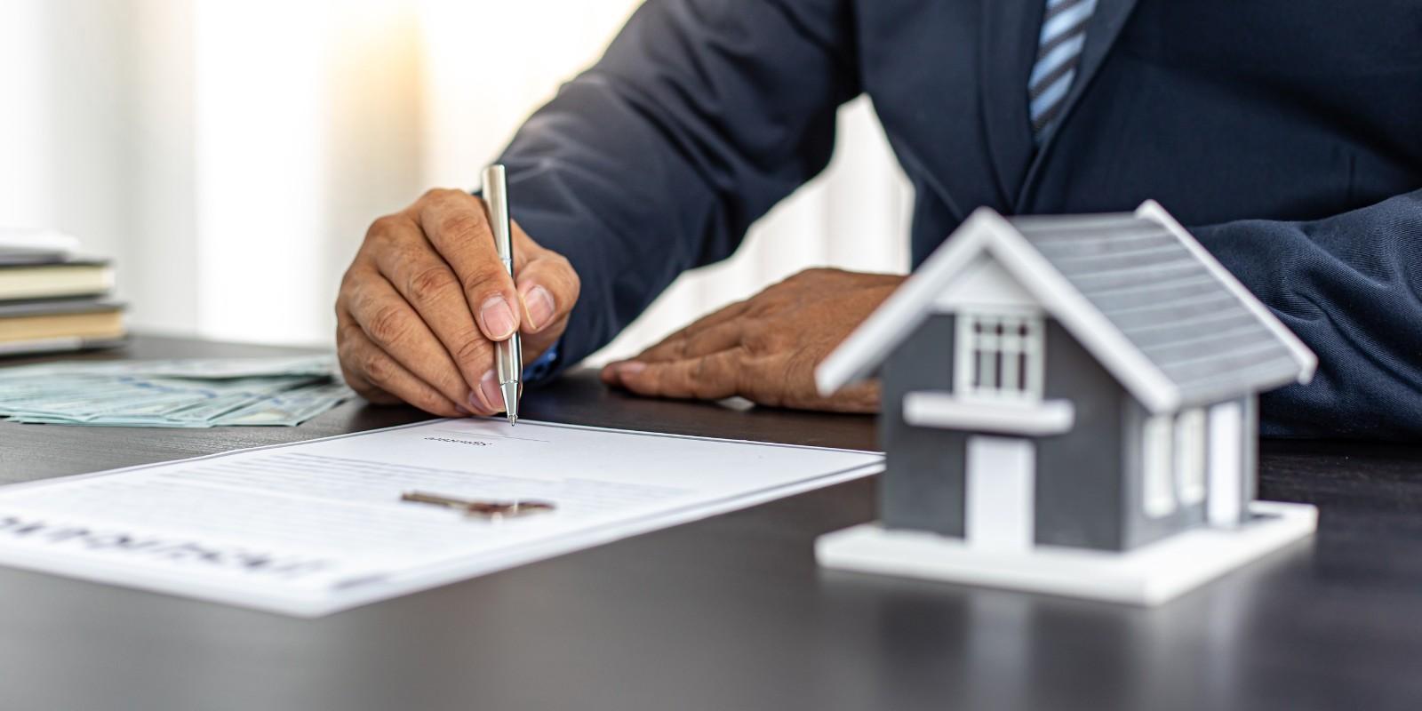 Verificar credenciales profesionales: cómo escoger agentes y desarrolladores confiables